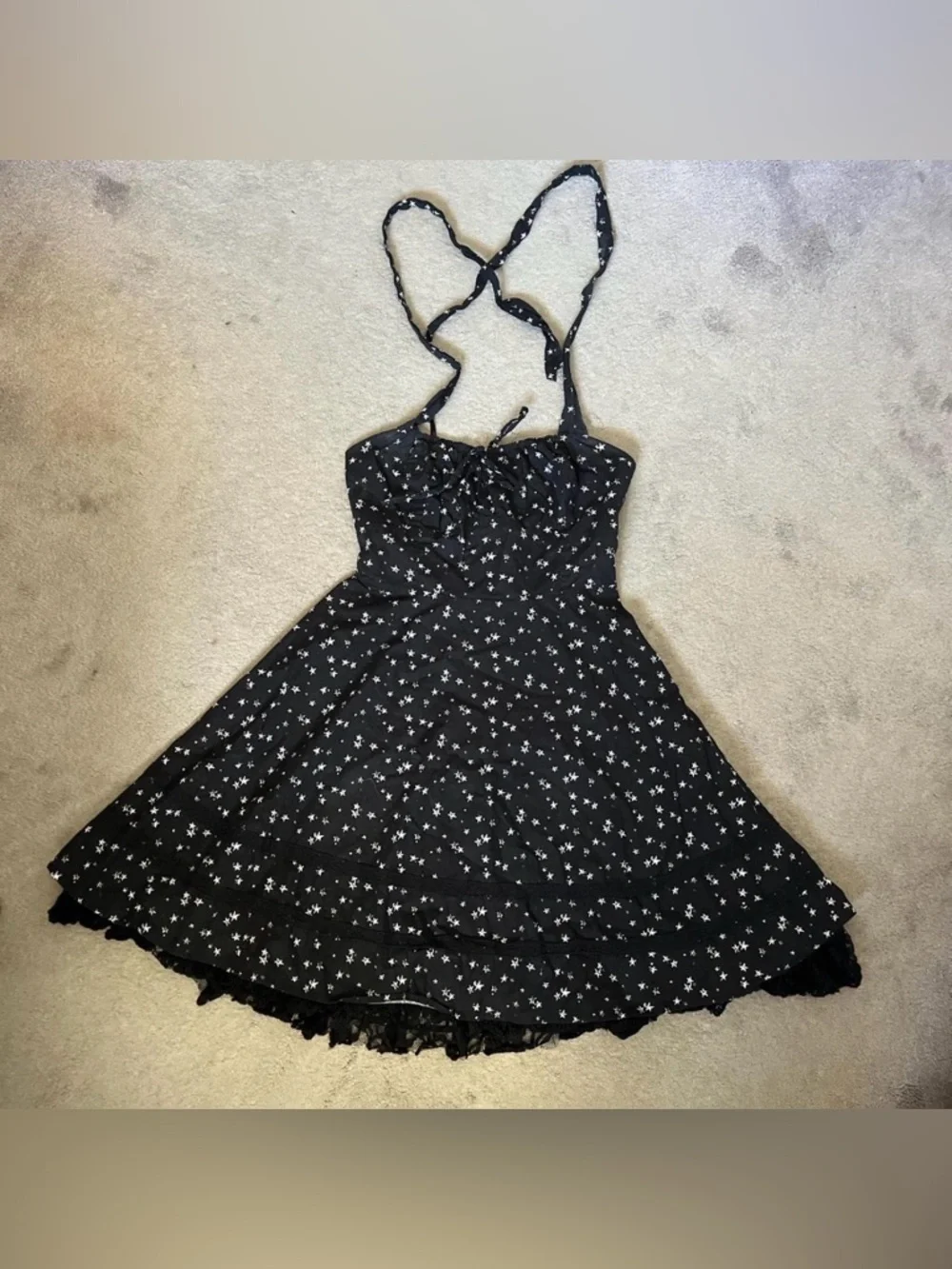 Hot Topic midi dress covered in an all-over star print - Picture 1 of 8